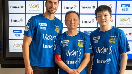 Olympiasieger Fan Zhandong (r) beim 1. FC Saarbrücken zusammen mit Trainer Wang Zhi (M) und seinem Teamkollegen Patrick Franziska. 