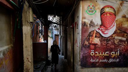 Ein Plakat des Hamas-Sprechers Abu Obeida. (Archivbild)