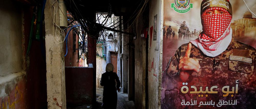 Ein Plakat des Hamas-Sprechers Abu Obeida. (Archivbild)
