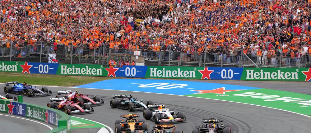 Piastri behält am Start die Spitzenposition.