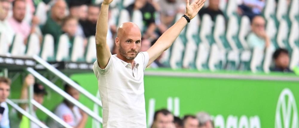 Wolfsburgs Trainer Paul Simonis musste den späten Ausgleich seiner Mannschaft hinnehmen.