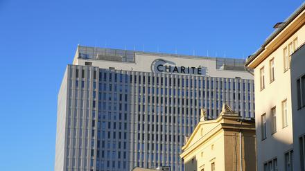 Das Bettenhochhaus am Campus der Charité in Berlin-Mitte.