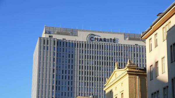 Das Bettenhochhaus am Campus der Charité in Berlin-Mitte.