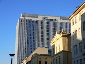 Das Bettenhochhaus am Campus der Charité in Berlin-Mitte.