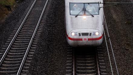 ARCHIV - 01.10.2018, Niedersachsen, Laatzen: Ein ICE fährt über die Bahnstrecke Hannover-Göttingen. (zu dpa: «Defekt legt ICE lahm - Bahn evakuiert deshalb weiteren Zug») Foto: Julian Stratenschulte/dpa +++ dpa-Bildfunk +++