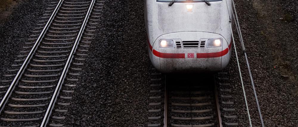 ARCHIV - 01.10.2018, Niedersachsen, Laatzen: Ein ICE fährt über die Bahnstrecke Hannover-Göttingen. (zu dpa: «Defekt legt ICE lahm - Bahn evakuiert deshalb weiteren Zug») Foto: Julian Stratenschulte/dpa +++ dpa-Bildfunk +++
