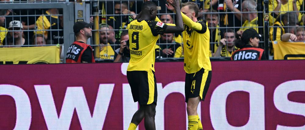 Serhou Guirassy bejubelt mit Sturmpartner Maximilian Beier seine Führung.