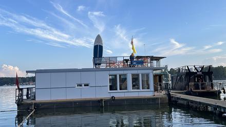 Der schwimmende Jugendclub für Grünau, Schmöckwitz und Müggelheim wurde am Freitag getauft und den Jugendlichen übergeben.