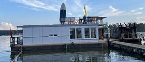 Der schwimmende Jugendclub für Grünau, Schmöckwitz und Müggelheim wurde am Freitag getauft und den Jugendlichen übergeben.