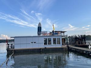 Der schwimmende Jugendclub für Grünau, Schmöckwitz und Müggelheim wurde am Freitag getauft und den Jugendlichen übergeben.