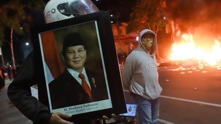 Schwere Proteste in Indonesien: Vermummte Demonstranten mit einem Bild von Präsident Prabowo Subianto.