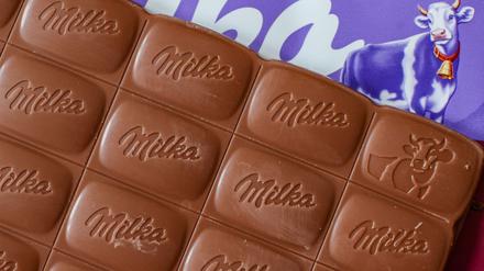 Verbraucherschützer klagen gegen die kleinere Packung von Milka-Schokolade. (Archivbild)