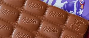 Verbraucherschützer klagen gegen die kleinere Packung von Milka-Schokolade. (Archivbild)