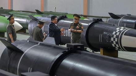 Nordkoreas Machthaber Kim Jong inspiziert Teile der Rüstungsproduktion.