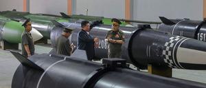 Nordkoreas Machthaber Kim Jong inspiziert Teile der Rüstungsproduktion.