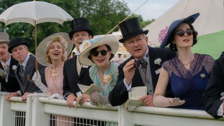 Nobel geht die aristokratische Welt zugrunde. Lord Grantham (Hugh Bonneville, mit Zylinder) und die Seinen beim Pferderennen in Ascot.