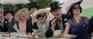 Nobel geht die aristokratische Welt zugrunde. Lord Grantham (Hugh Bonneville, mit Zylinder) und die Seinen beim Pferderennen in Ascot.