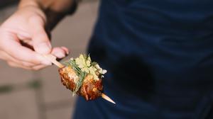 Fingerfood: Vorneweg gibt’s im „Chef’s Table“ alte Milchkuh über Birkenholz geräuchert mit Speck und Hefe.