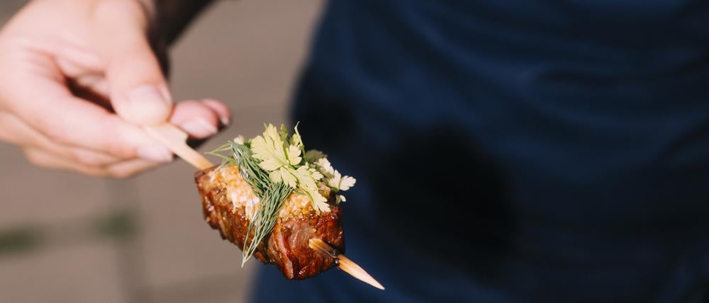 Fingerfood: Vorneweg gibt’s im „Chef’s Table“ Alte Milchkuh über Birkenholz geräuchert mit Speck und Hefe.