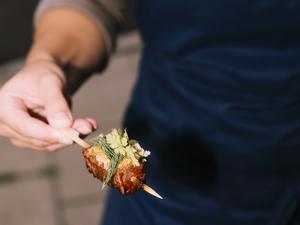 Fingerfood: Vorneweg gibt’s im „Chef’s Table“ alte Milchkuh über Birkenholz geräuchert mit Speck und Hefe.