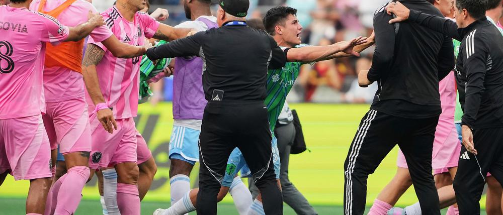 Luis Suárez (3.v.l.) sorgte nach Schlusspfiff mit einer Attacke gegen einen Betreuer für Wirbel.