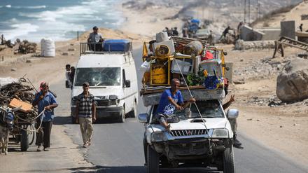 Palästinenser auf der Flucht aus Gaza-Stadt nach Nuseirat im Gazastreifen.
