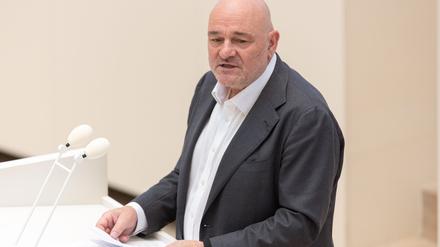 Brandenburgs Finanzminister Robert Crumbach (BSW) lässt offen, ob es im Haushalt 2027 mehr Lehrerstellen geben wird. (Archivbild)
