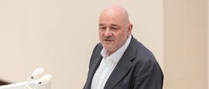 Brandenburgs Finanzminister Robert Crumbach (BSW) lässt offen, ob es im Haushalt 2027 mehr Lehrerstellen geben wird. (Archivbild)