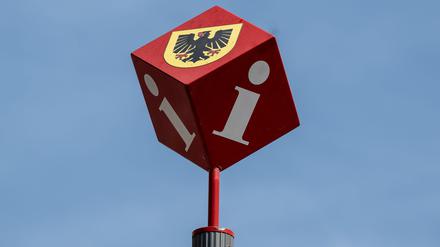 Das Stadtwappen von Dortmund an der Spitze eines Wegweiserschilds.