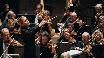 Das Netherlands Radio Philharmonic Orchestra mit seiner Chefdirigentin Karina Canellakis am 31.8.2025 beim „Musikfest Berlin“.
