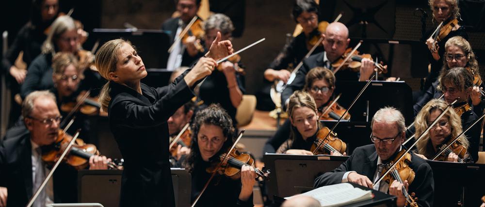 Das Netherlands Radio Philharmonic Orchestra mit seiner Chefdirigentin Karina Canellakis am 31.8.2025 beim „Musikfest Berlin“.