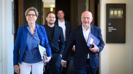 Kai Wegner (r, CDU), Regierender Bürgermeister von Berlin, kommt zusammen mit Christine Richter, Sprecherin des Berliner Senats, zu seiner Sommerpressekonferenz zu aktuellen Themen im Roten Rathaus. 