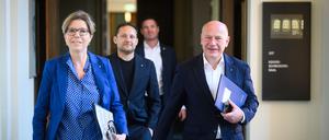 Kai Wegner (r, CDU), Regierender Bürgermeister von Berlin, kommt zusammen mit Christine Richter, Sprecherin des Berliner Senats, zu seiner Sommerpressekonferenz zu aktuellen Themen im Roten Rathaus. 