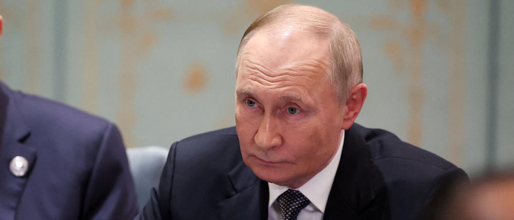Der russische Präsident Wladimir Putin und Außenminister Sergej Lawrow beim Gipfeltreffen der Shanghai Cooperation Organisation (SCO) in Tianjin, China.