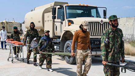 Afghanisches medizinisches Personal und Sicherheitskräfte der Taliban tragen Tragen für evakuierte Erdbebenopfer bei ihrer Ankunft zur medizinischen Versorgung in Jalalabad am 1. September 2025.