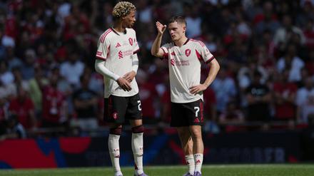 Die Ex-Bundesligastars Hugo Ekitike (l) und Florian Wirtz spielen jetzt in England - wie so viele andere auch. 