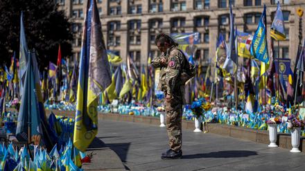 Ein ukrainischer Soldat auf dem Platz der Unabhängigkeit in Kyjiw.