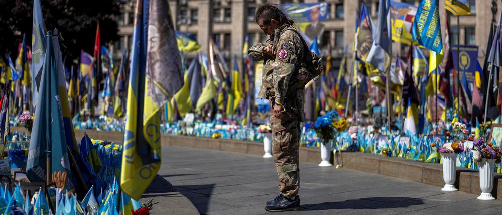 Ein ukrainischer Soldat auf dem Platz der Unabhängigkeit in Kyjiw.