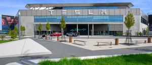 Der Elektroautobauer Tesla hat für seine Fabrik in Grünheide ein EU-Umweltzertifikat erhalten.