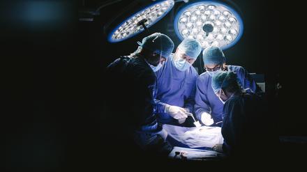 Gruppe von Chirurgen im Krankenhaus bei der Durchführung einer Operation.