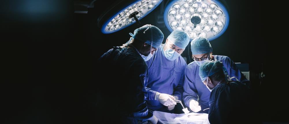 Gruppe von Chirurgen im Krankenhaus bei der Durchführung einer Operation.