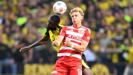 Im Duell mit dem Dortmunder Serhou Guirassy musste Leopold Querfeld (r.) den Kürzeren ziehen. 