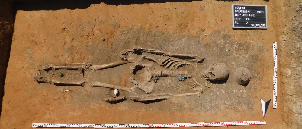 Aus den Erbgutresten in jahrhundertealten Knochen aus Gräbern wie in Brücken im Harz haben Forschende die Einwanderungsbewegung der Slawen nach Zentraleuropa nachvollzogen.