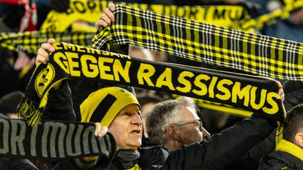 Ein Dortmunder Fan setzt mit seinem Schal ein Statement.
