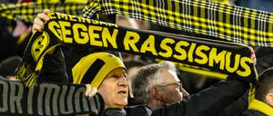 Ein Dortmunder Fan setzt mit seinem Schal ein Statement.
