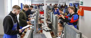 Auszubildende für gewerblich-technische Berufe bei der Deutschen Bahn.