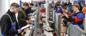 Auszubildende für gewerblich-technische Berufe bei der Deutschen Bahn.