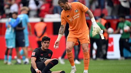 Leverkusens Piero Hincapié (l) steht vor einem Wechsel zum FC Arsenal. (Archivbild)