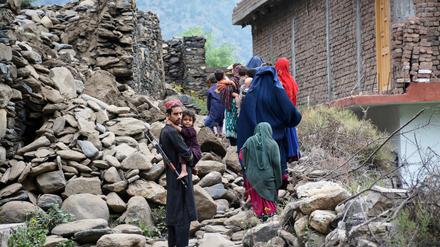 Anwohner in Mazar Dara gehen an einem Haus vorbei, das durch ein Erdbeben zerstört wurde. Bei den verheerenden Erdbeben im Osten Afghanistans sind nach Angaben der herrschenden Taliban mehr als 800 Menschen ums Leben gekommen.