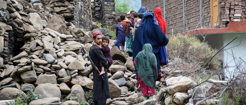 Anwohner in Mazar Dara gehen an einem Haus vorbei, das durch ein Erdbeben zerstört wurde. Bei den verheerenden Erdbeben im Osten Afghanistans sind nach Angaben der herrschenden Taliban mehr als 800 Menschen ums Leben gekommen.